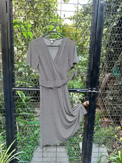 Vestido cruzado estampado en blanco y negro H&M - miniatura 1