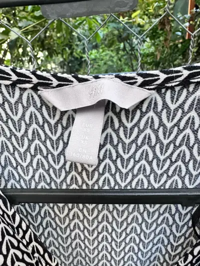 Vestido cruzado estampado en blanco y negro H&M - miniatura 2