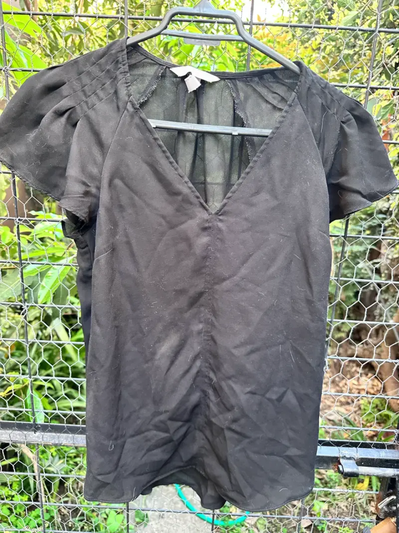 Blusa negra de manga corta para mujer