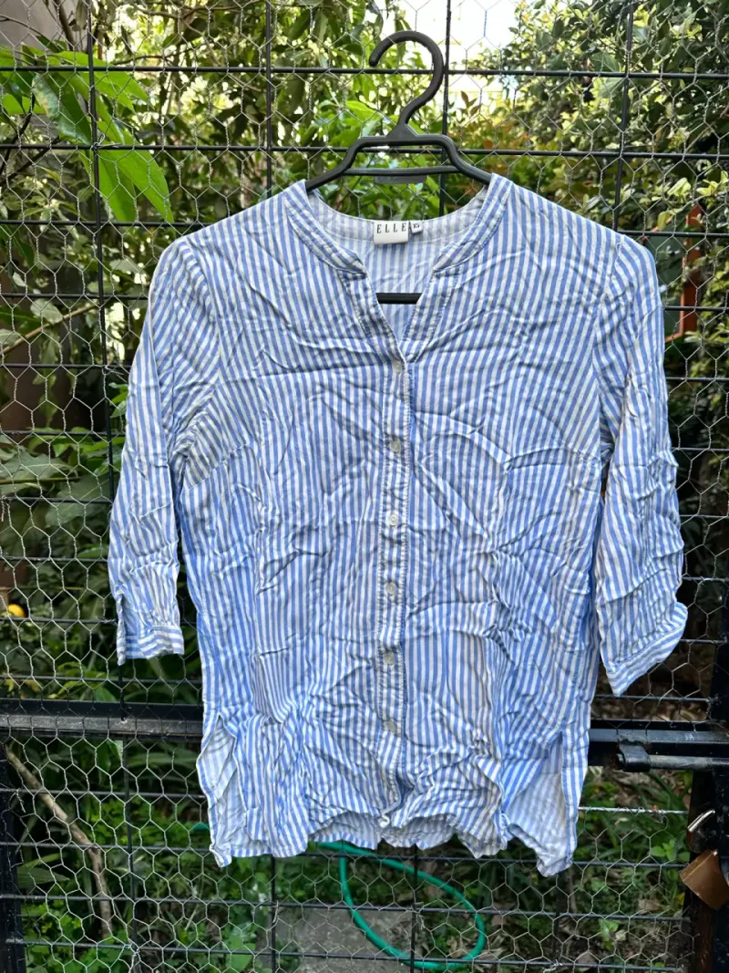Blusa de rayas azules y blancas para mujer