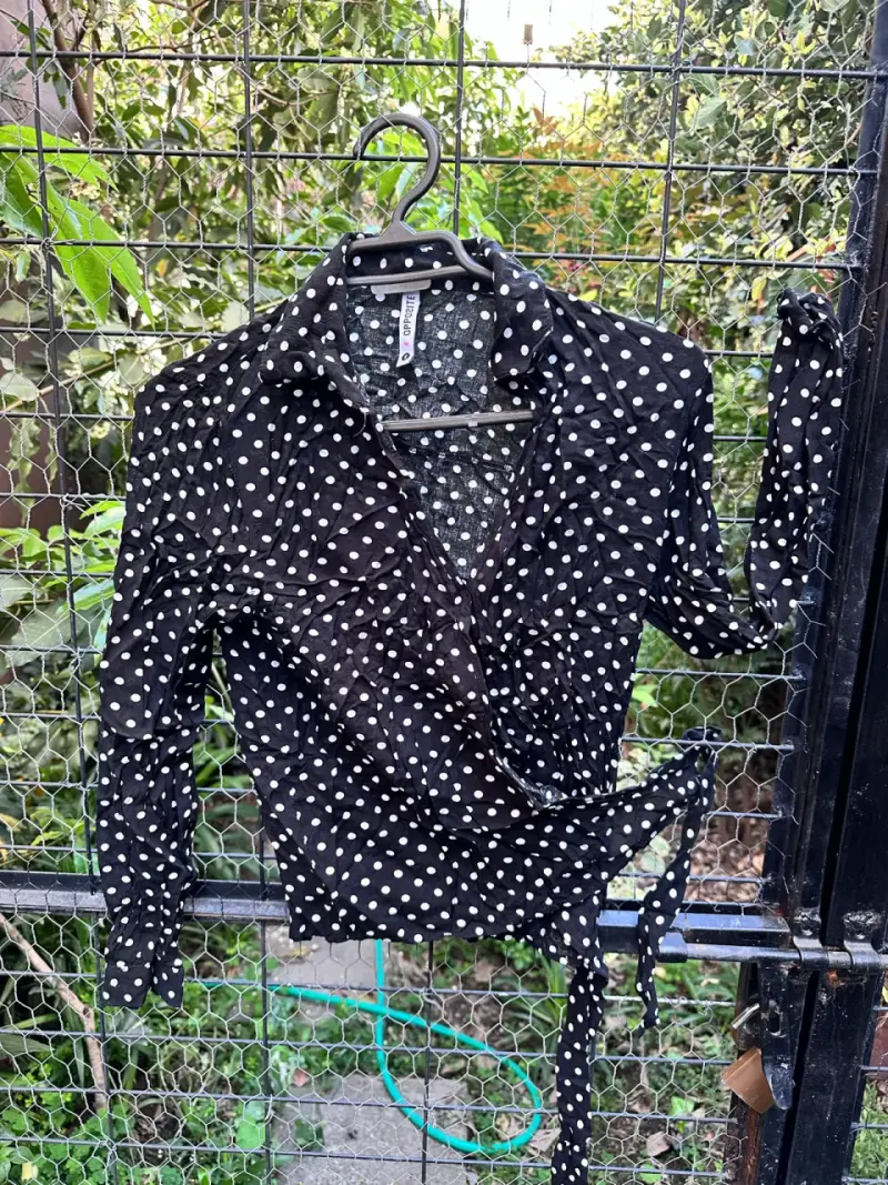 Blusa negra de lunares con lazo