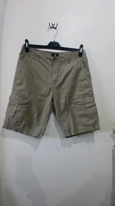 Shorts cargo beige Calvin Klein para hombre - miniatura 1