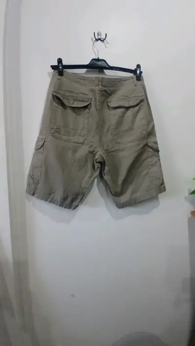 Shorts cargo beige Calvin Klein para hombre - miniatura 2