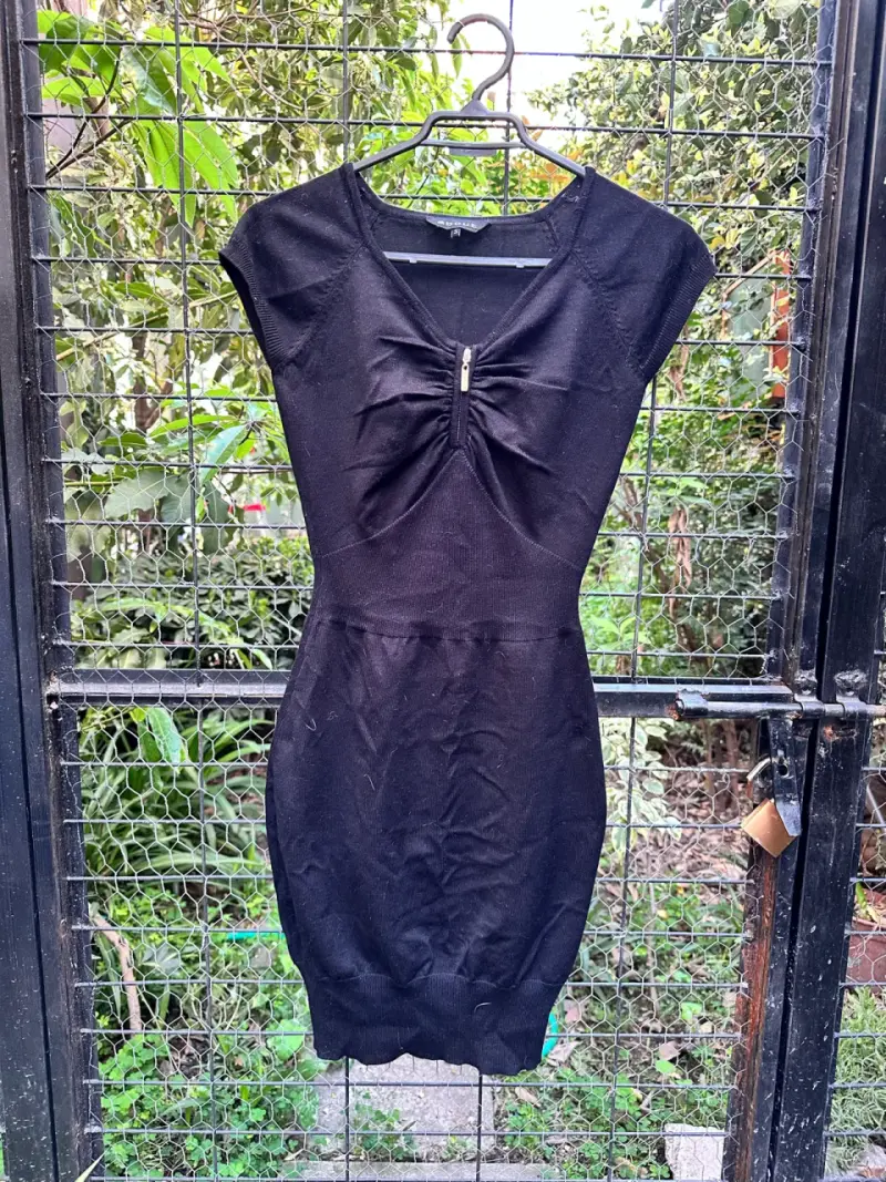 Vestido negro ajustado con cierre decorativo - 2