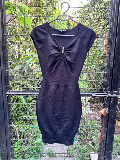 Vestido negro ajustado con cierre decorativo - miniatura 2