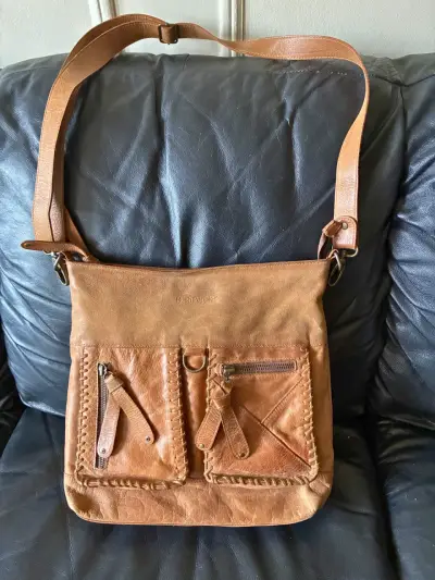 Bolso morral de cuero marrón Hush Puppies - miniatura 1