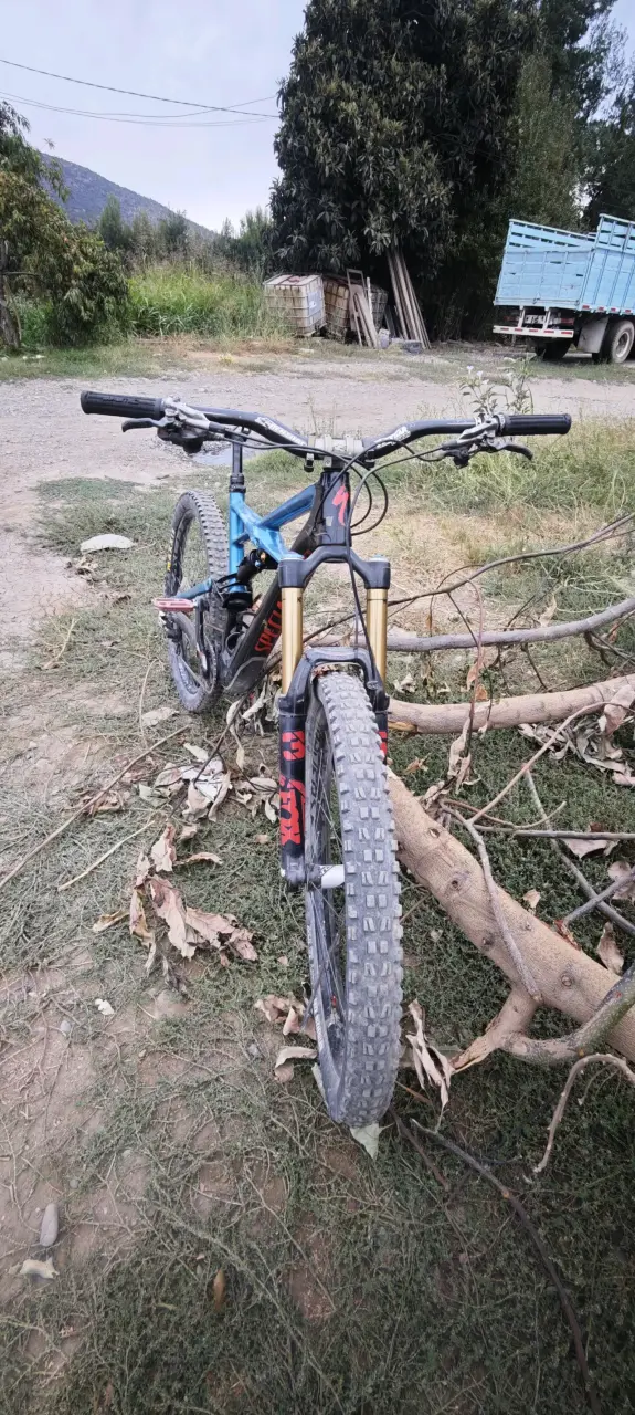 Bicicleta de montaña Specialized azul con suspensión - 1
