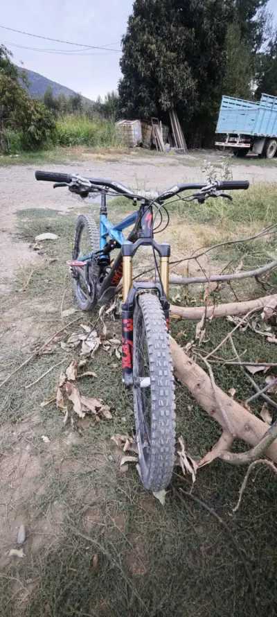 Bicicleta de montaña Specialized azul con suspensión - miniatura 1