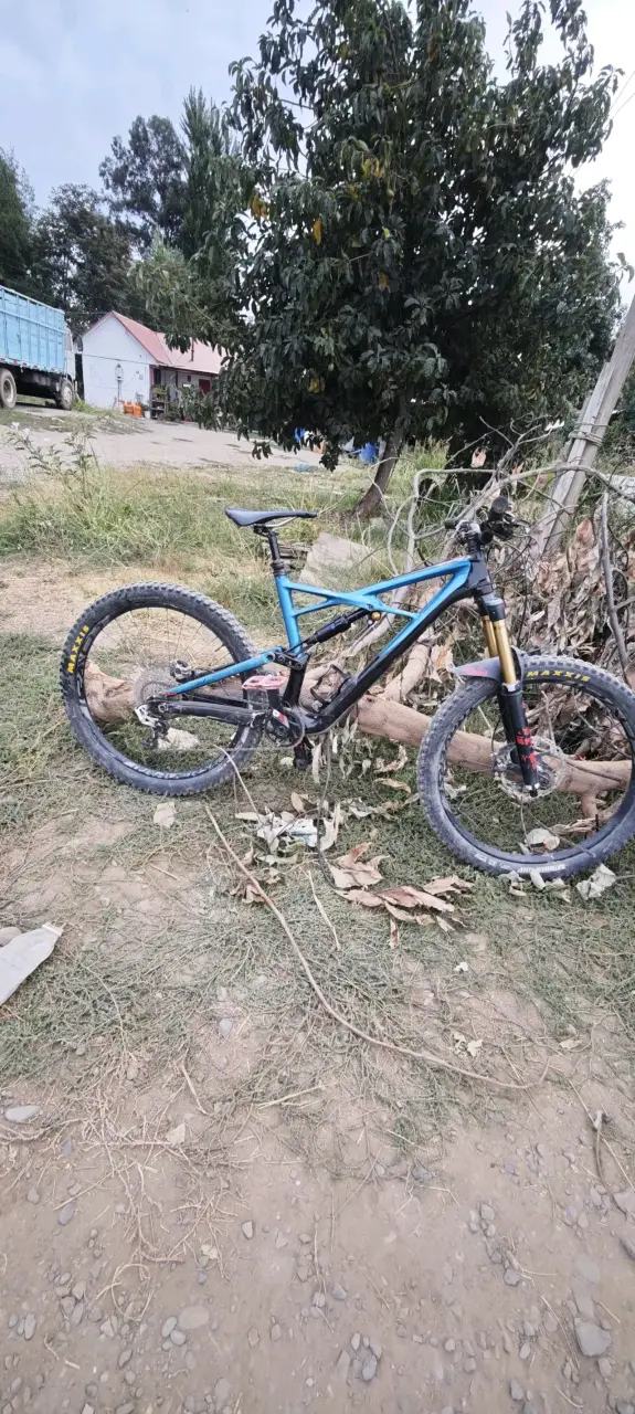 Bicicleta de montaña Specialized azul con suspensión - 2
