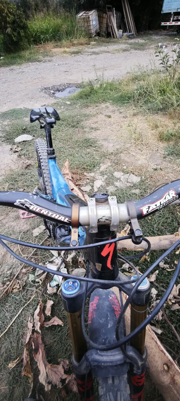 Bicicleta de montaña Specialized azul con suspensión - 3
