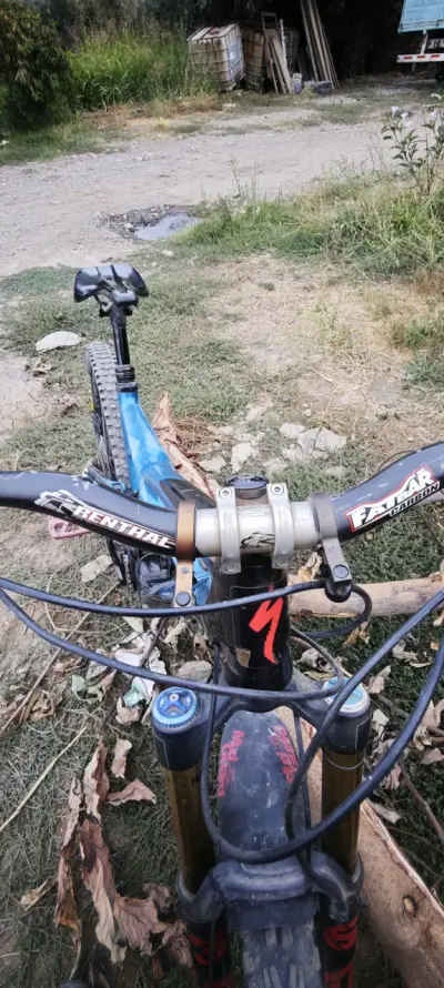 Bicicleta de montaña Specialized azul con suspensión - miniatura 3