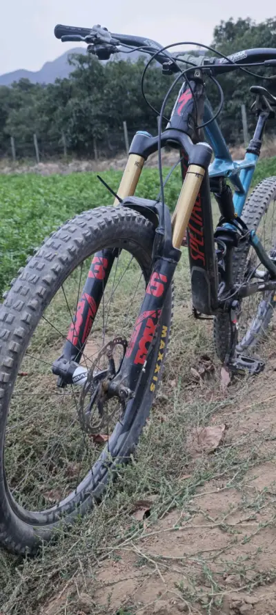 Bicicleta de montaña Specialized azul con suspensión - miniatura 5