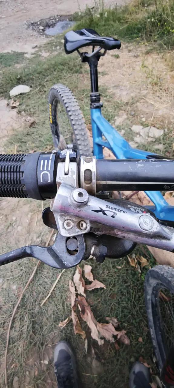 Bicicleta de montaña Specialized azul con suspensión - 6