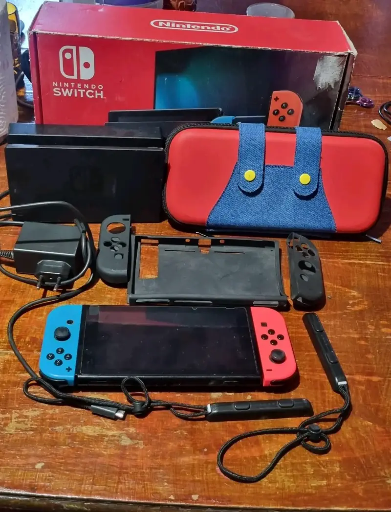 Consola Nintendo Switch con accesorios y estuche