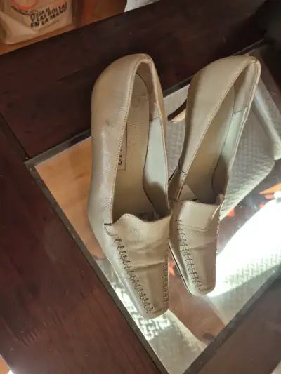 Zapatos de cuero beige con tacón Rosario Becerra - miniatura 1