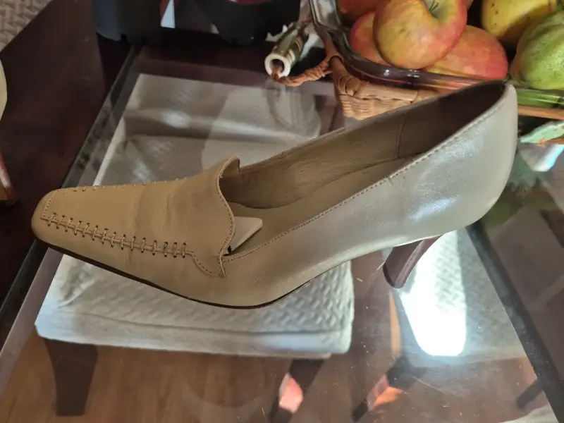 Zapatos de cuero beige con tacón Rosario Becerra - 2