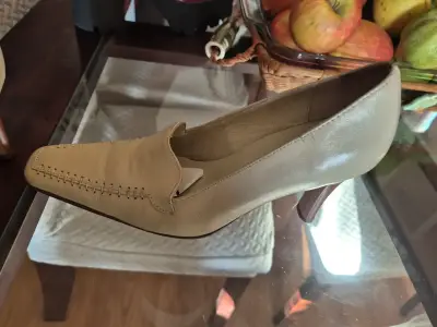 Zapatos de cuero beige con tacón Rosario Becerra - miniatura 2