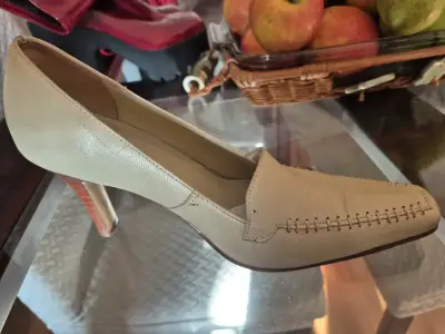 Zapatos de cuero beige con tacón Rosario Becerra - miniatura 3