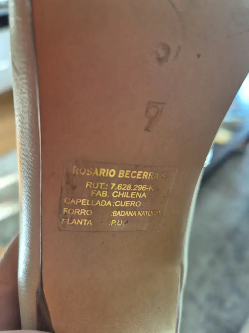 Zapatos de cuero beige con tacón Rosario Becerra - 4