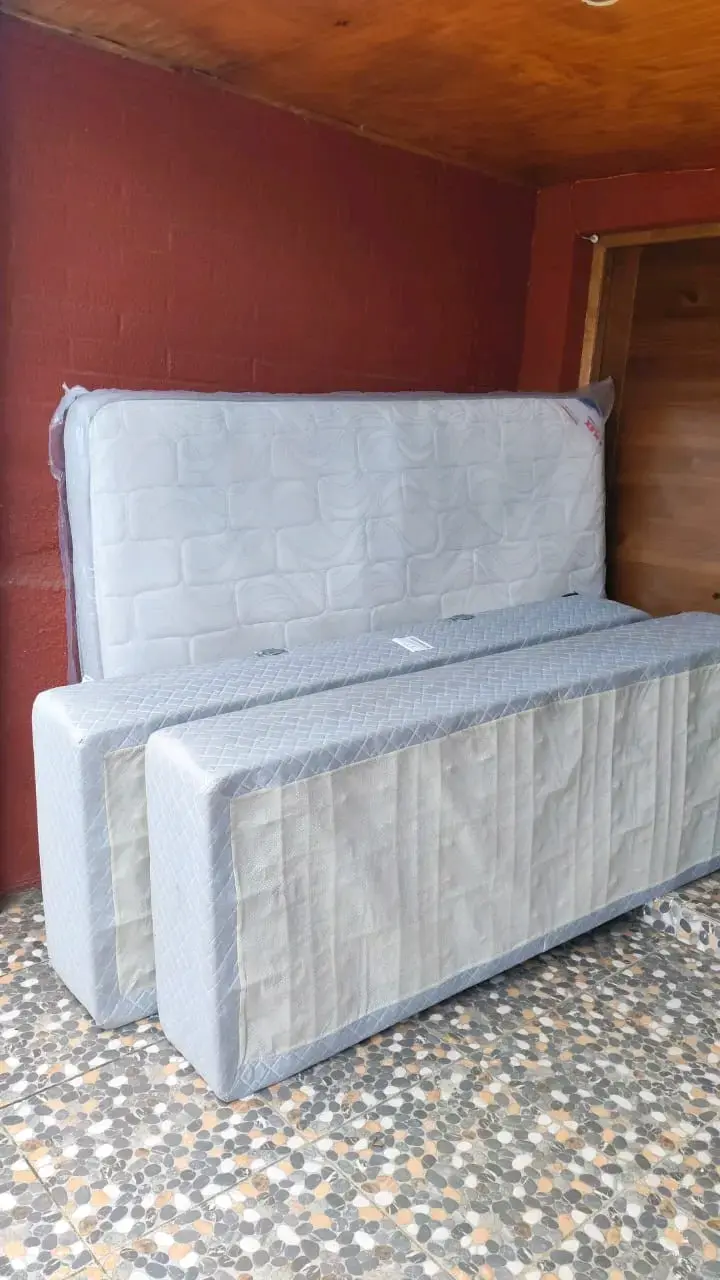 Conjunto de colchón y base cama de dos plazas - 1