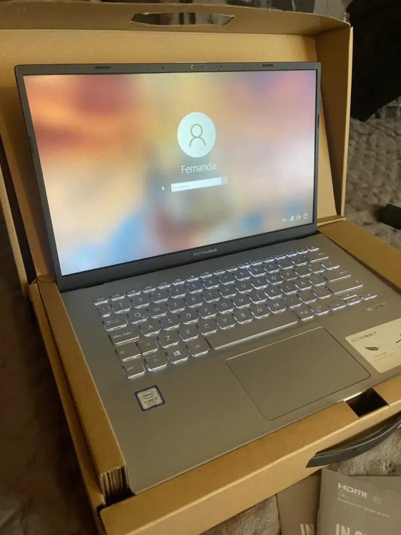 Laptop ASUS VivoBook 14 con Intel Core i3 - 2