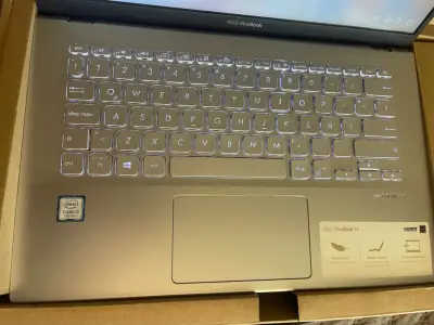 Laptop ASUS VivoBook 14 con Intel Core i3 - miniatura 4