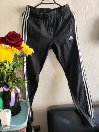 Pantalones deportivos negros Adidas con franjas blancas - miniatura 1