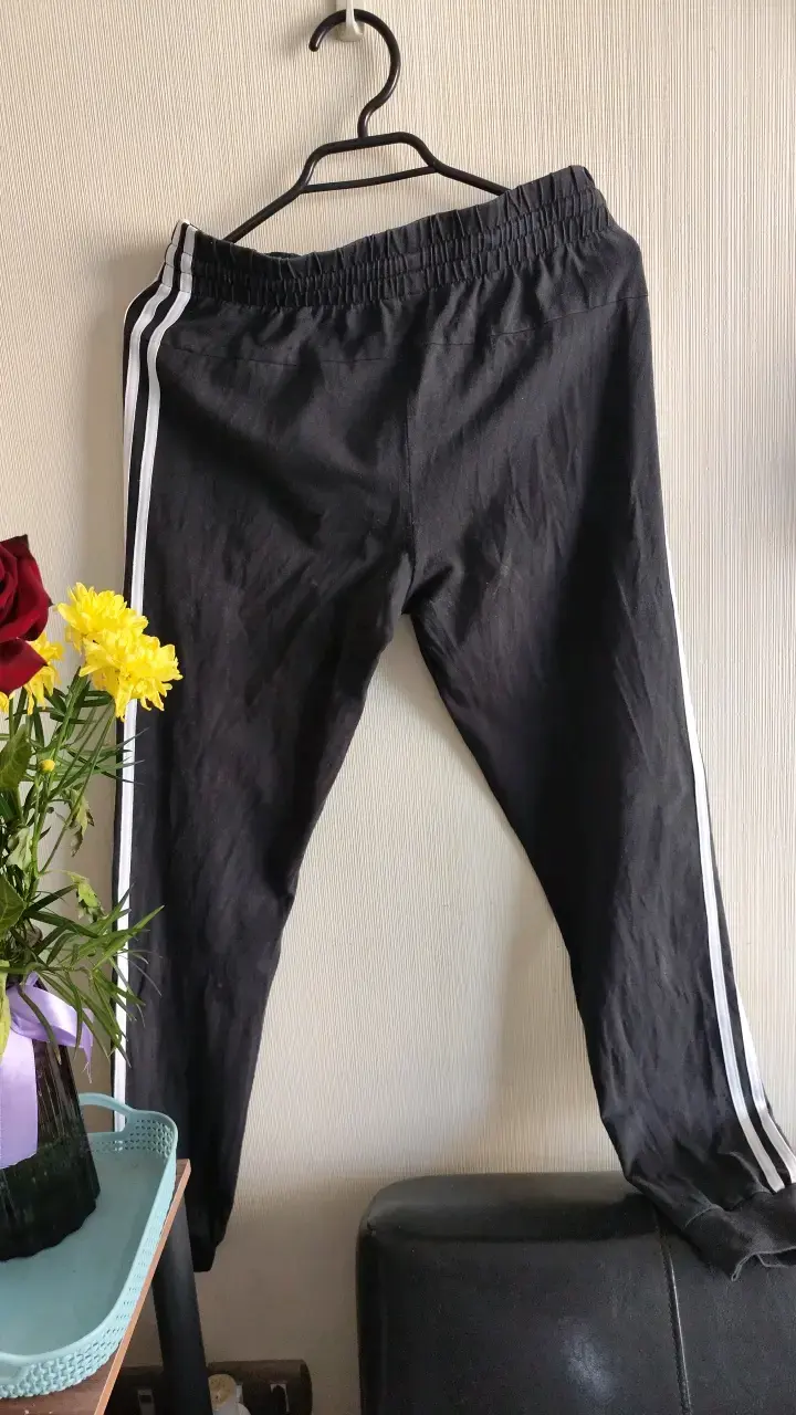 Pantalones deportivos negros Adidas con franjas blancas - 3