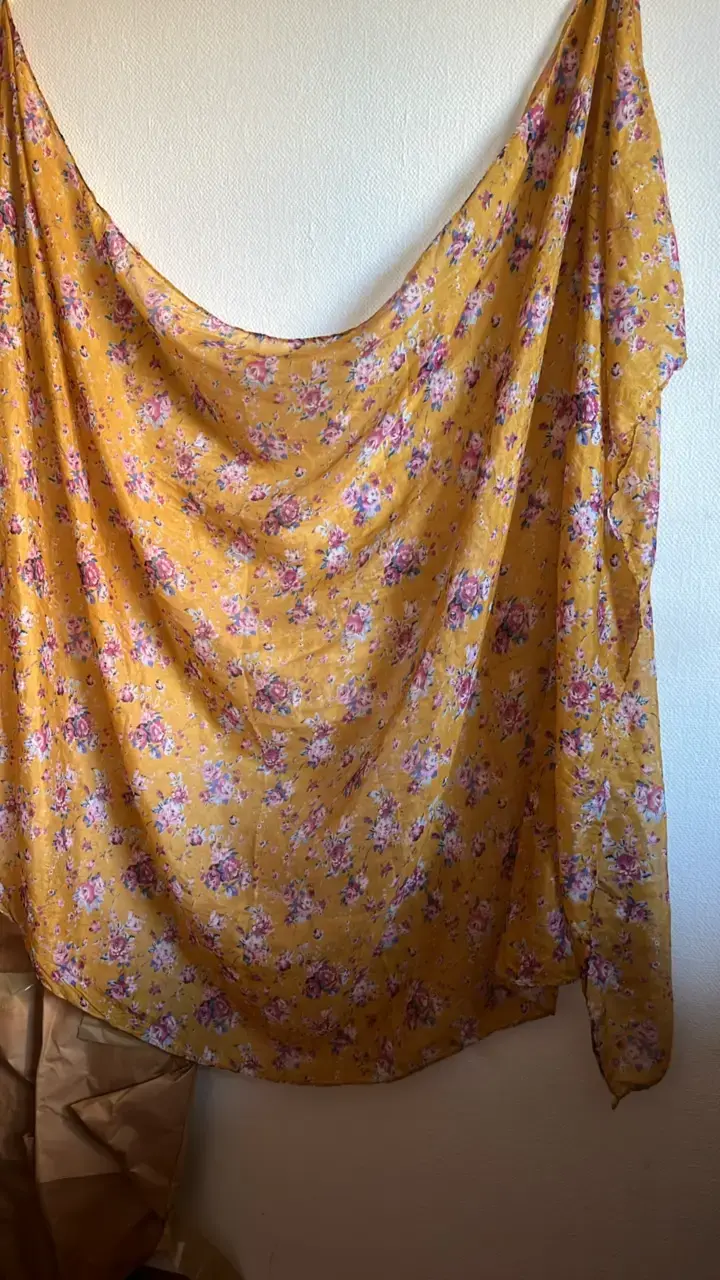 Pañuelo/Pareo floral mostaza con diseño vintage - 1