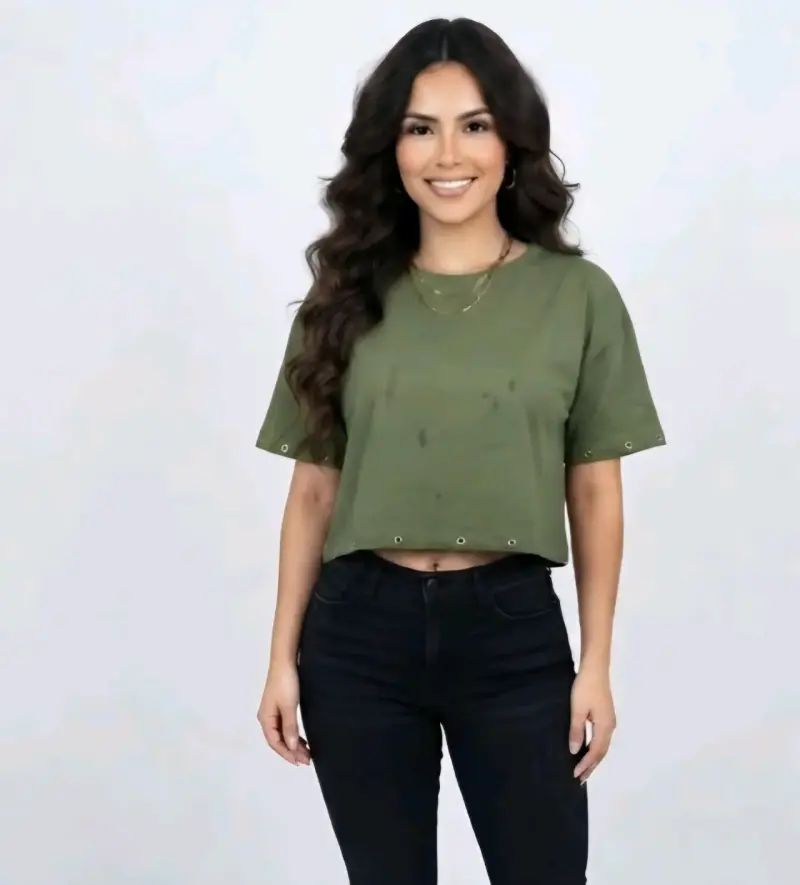Polera verde oliva con ojales para mujer