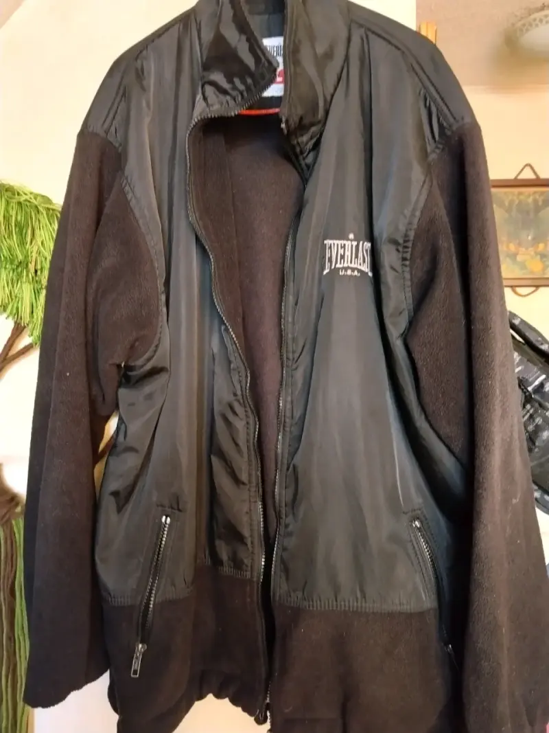 Chaqueta Everlast negra de alto rendimiento - 3
