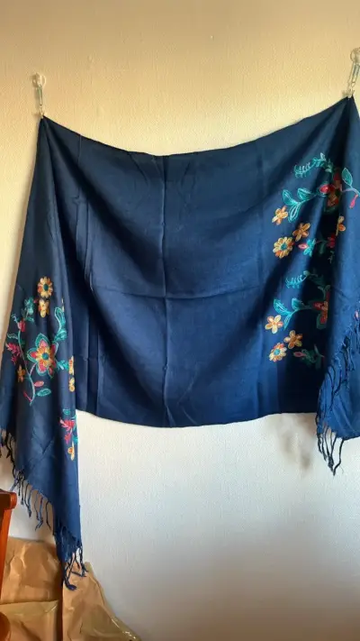 Pashmina azul bordado con flores - miniatura 1