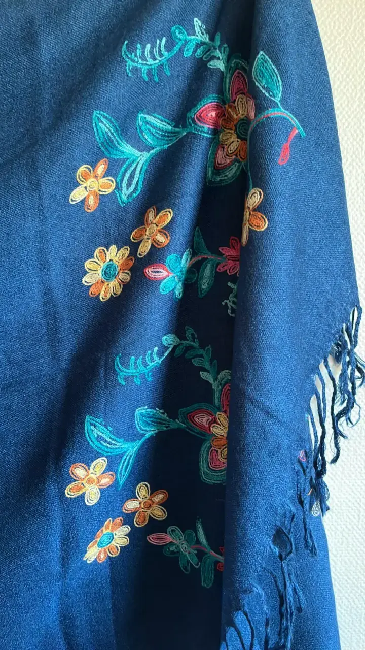 Pashmina azul bordado con flores - 2