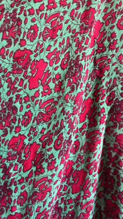Pañuelo floral rojo y verde - miniatura 2