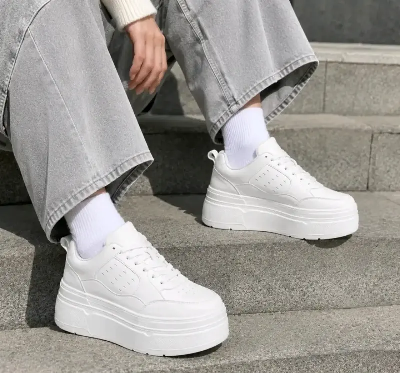 Zapatillas deportivas blancas con plataforma