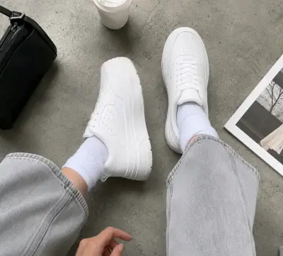 Zapatillas deportivas blancas con plataforma - miniatura 2