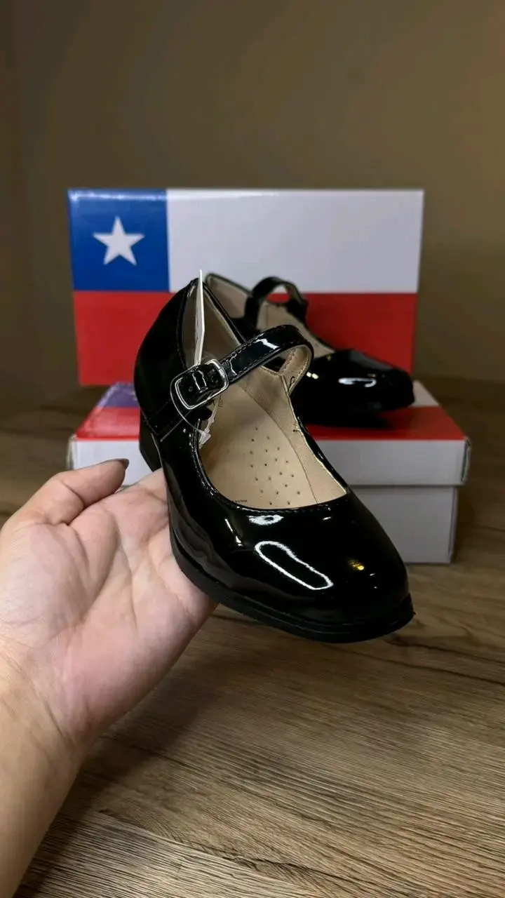 Zapatos de charol negro para niña con taco