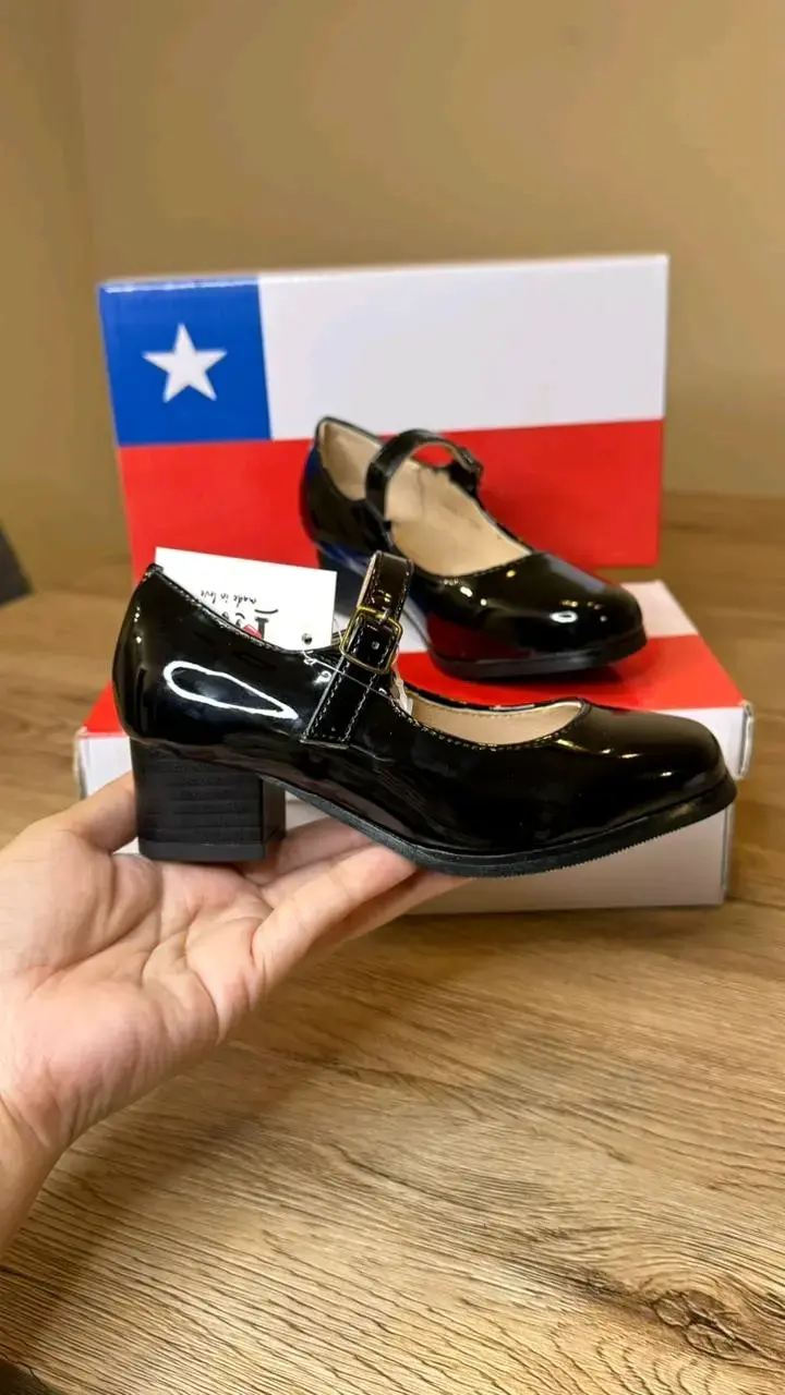 Zapatos de charol negro para niña con taco - 4