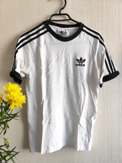 Polera Adidas blanca con rayas negras talla S - miniatura 1