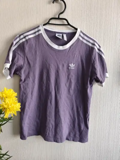 Polera Adidas morada con rayas blancas talla xs - miniatura 1