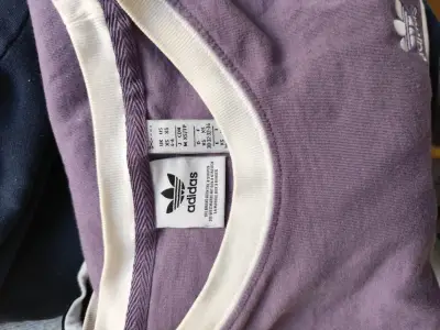 Polera Adidas morada con rayas blancas talla xs - miniatura 2