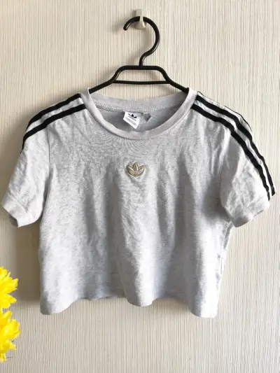 Polera corta gris Adidas con logo bordado talla xs - miniatura 1