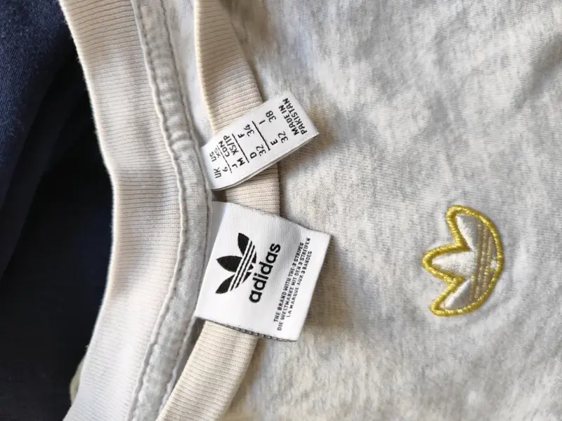 Polera corta gris Adidas con logo bordado talla xs - 2
