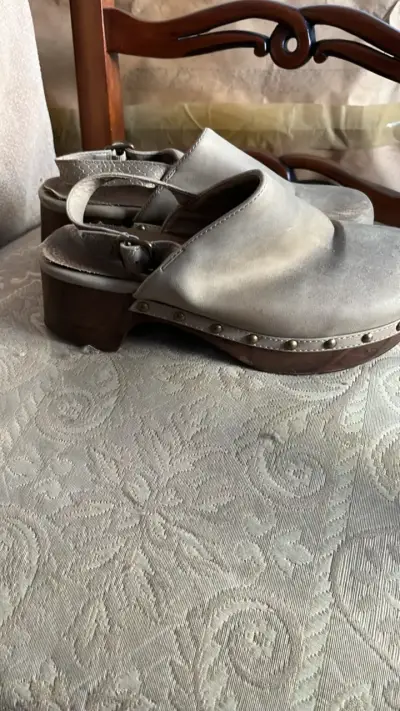 Zuecos de cuero beige con tacón de madera 37 - miniatura 1