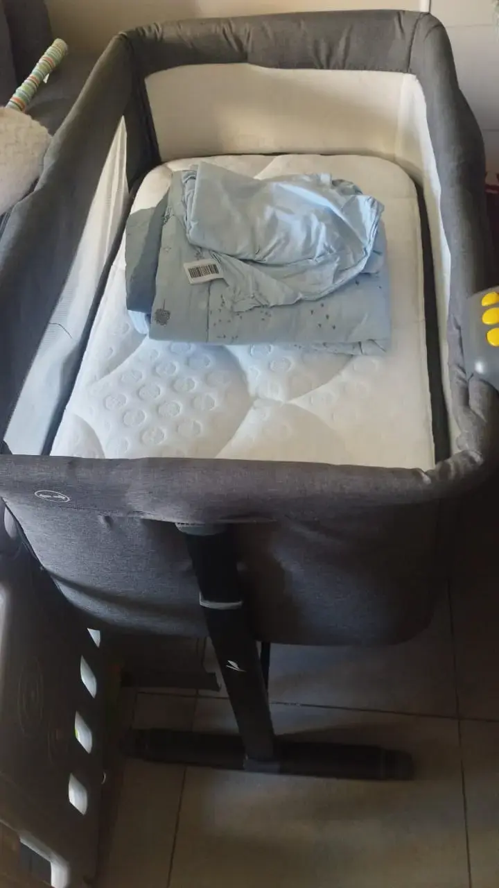 Cuna colecho gris con colchón incluido