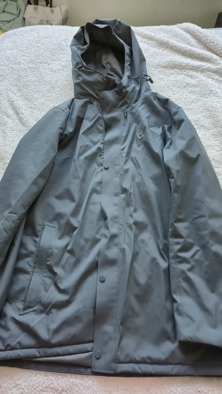Chaqueta impermeable gris con capucha
