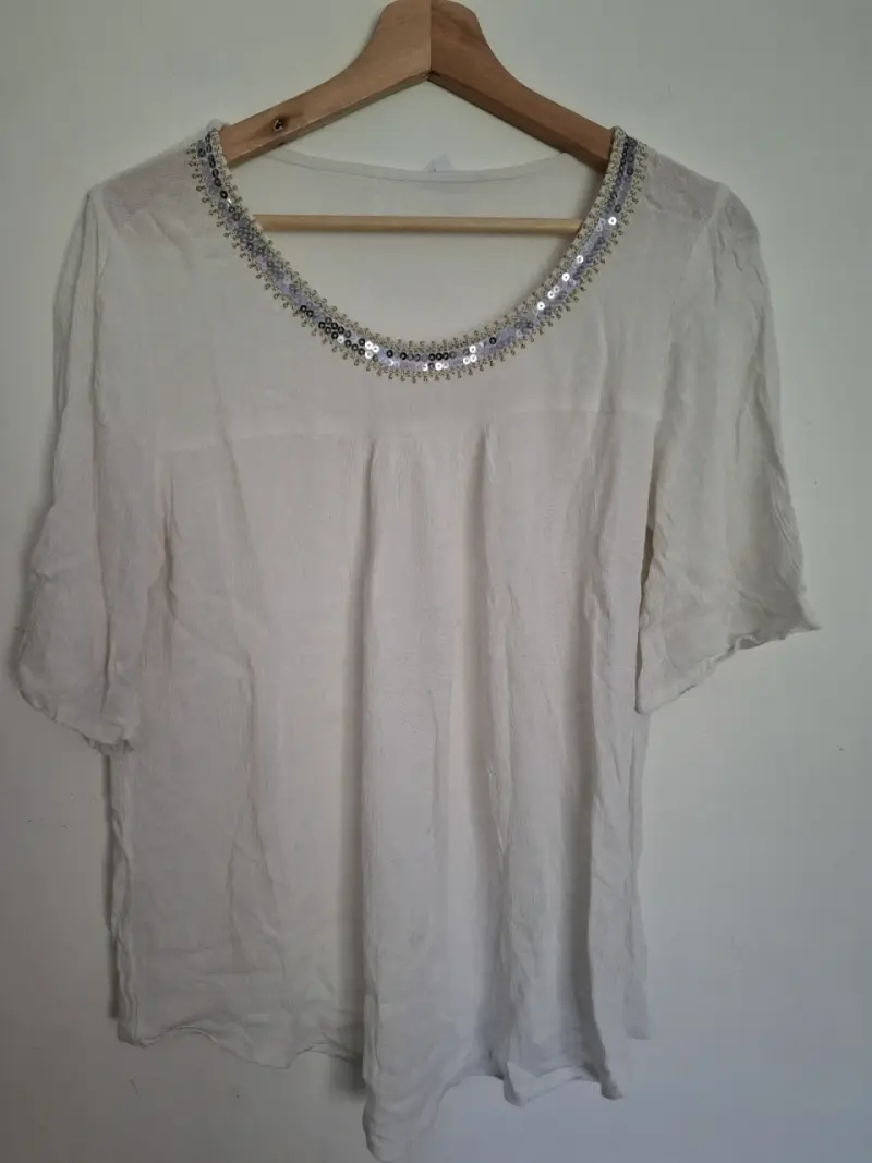 Blusa blanca con lentejuelas en el cuello - 2