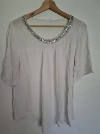 Blusa blanca con lentejuelas en el cuello - miniatura 2