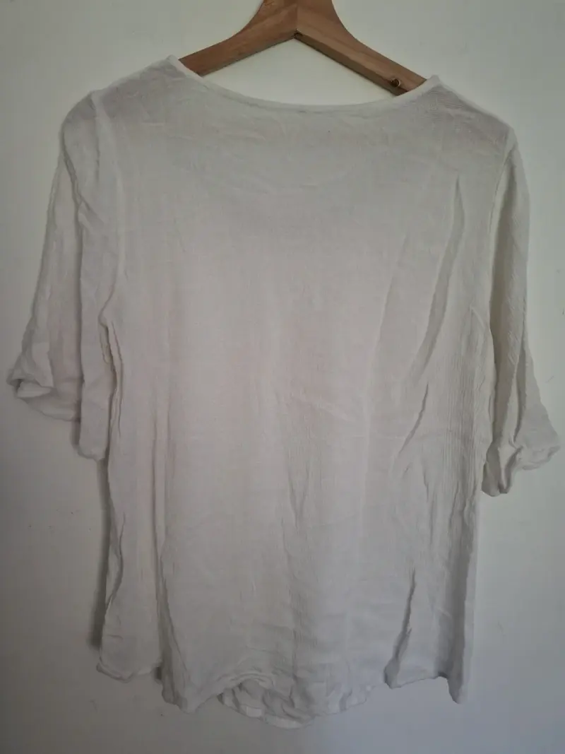Blusa blanca con lentejuelas en el cuello - 3