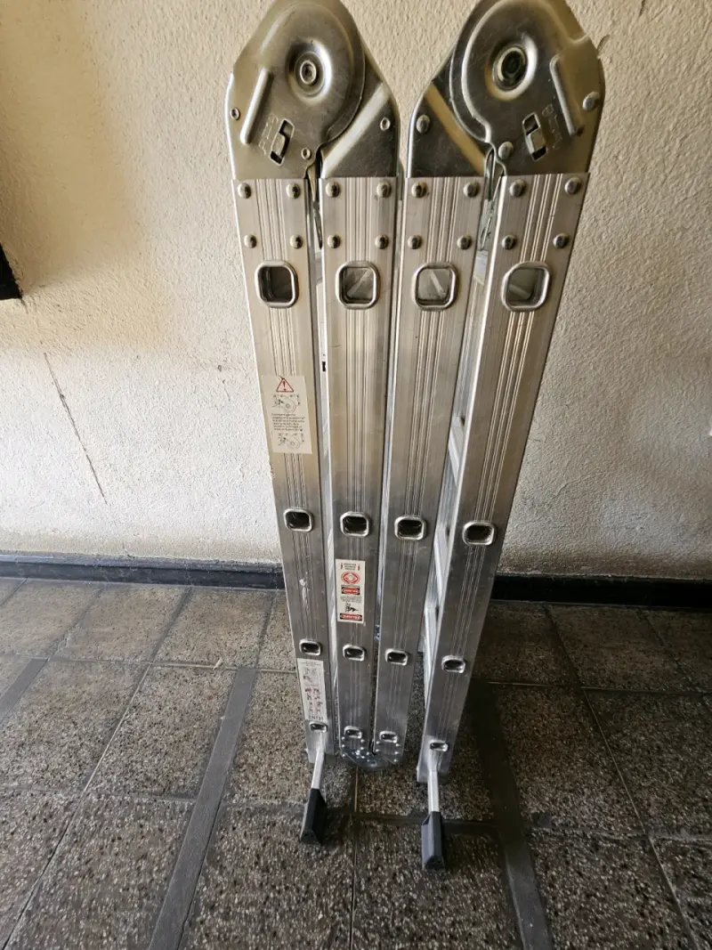 Escalera de Aluminio Multipropósito Plegable - 1